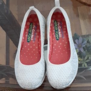 5.5 skechers air cooled memory foam slip on shoes